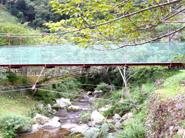 コテージエリアへのつり橋